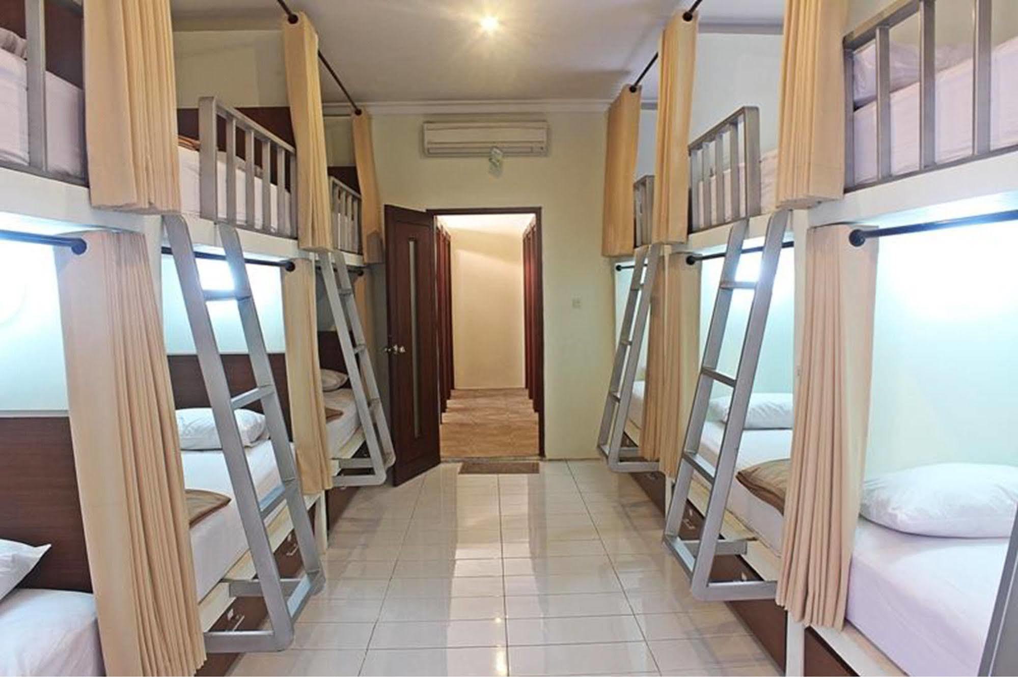 Mirah Hostel Legian Εξωτερικό φωτογραφία