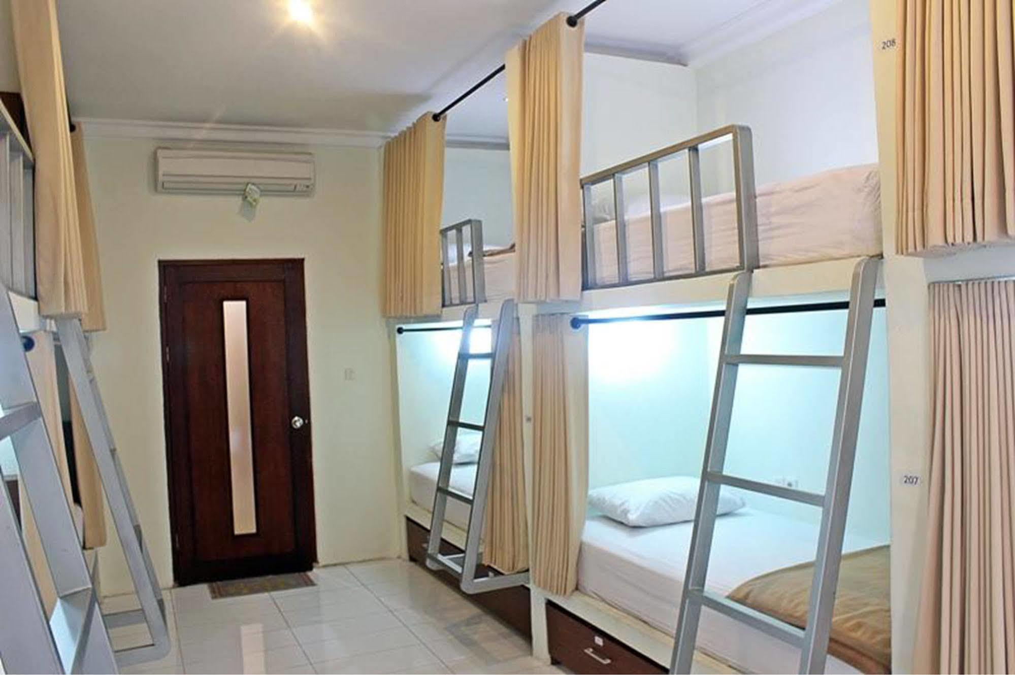 Mirah Hostel Legian Εξωτερικό φωτογραφία